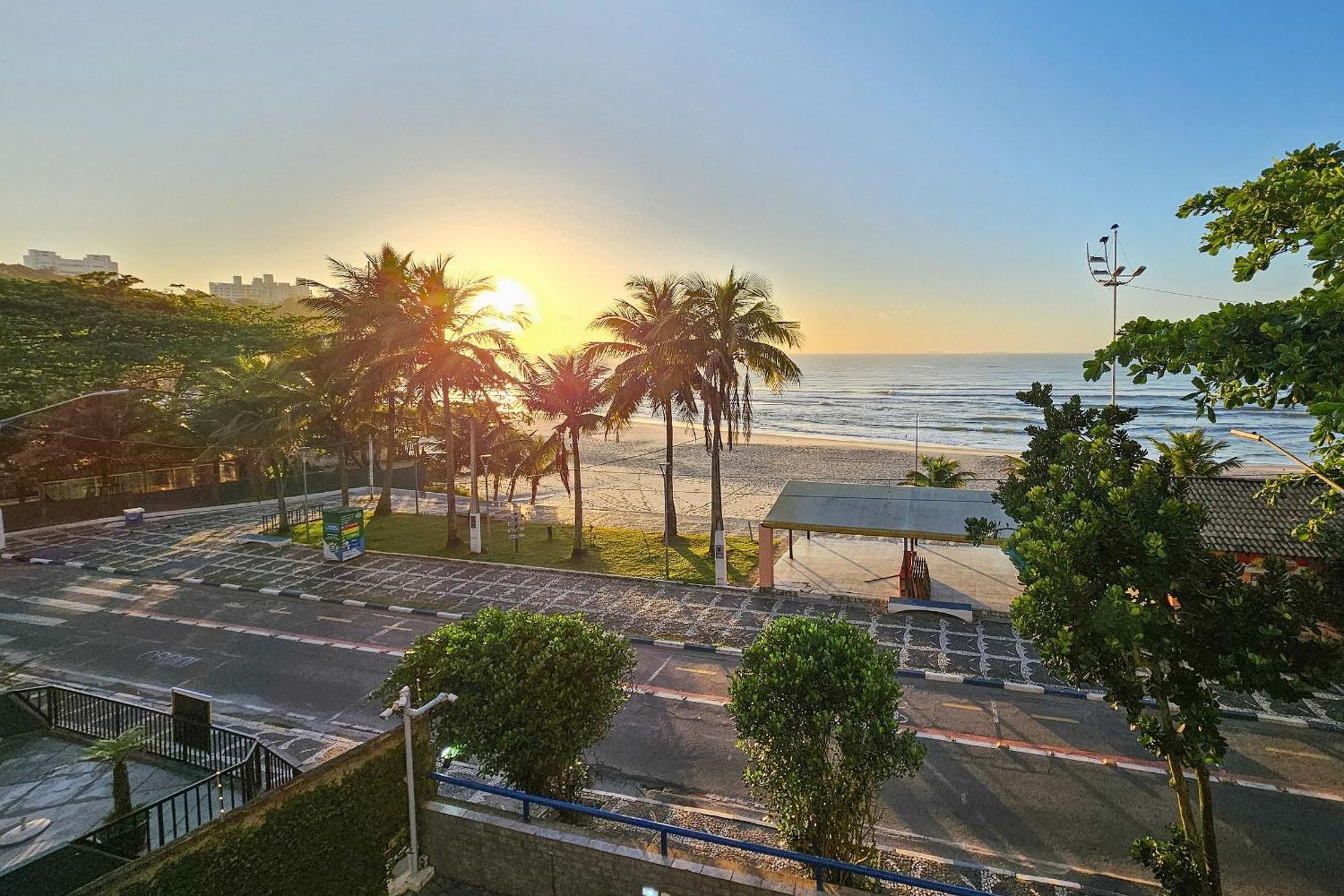 Pe Na Areia: Beachfront With Ac And Parking Apartment